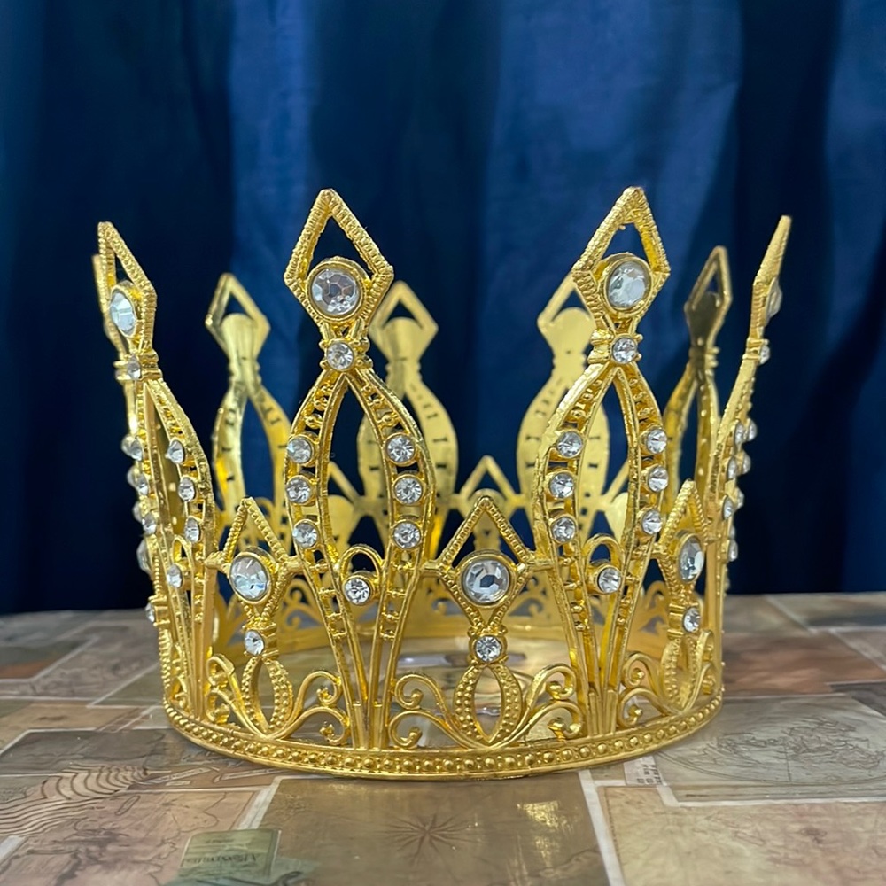 2/$25 - GOLD CROWN DECOR✨👑